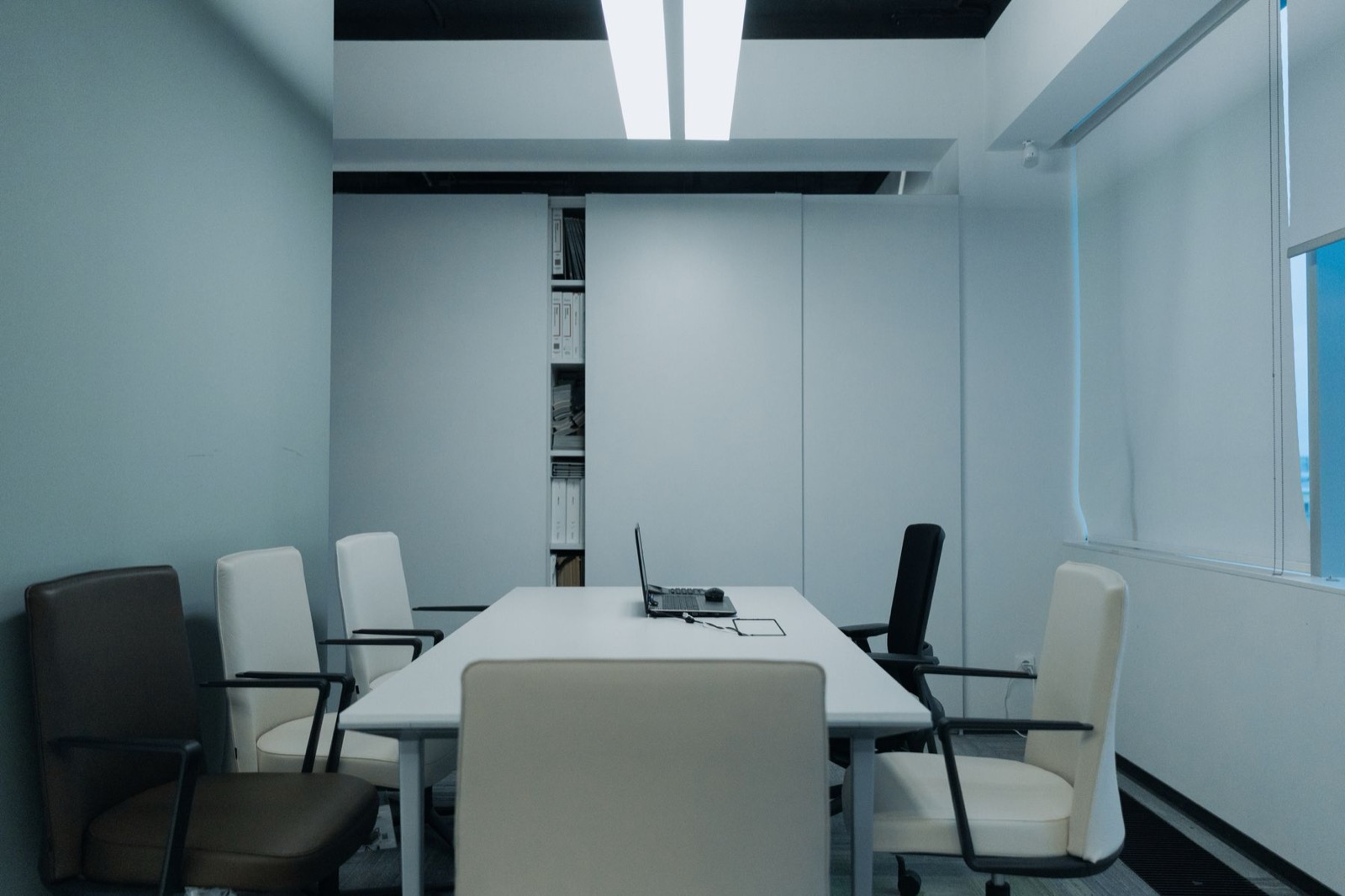 Kurumsal iletişim için minimalist toplantı alanı